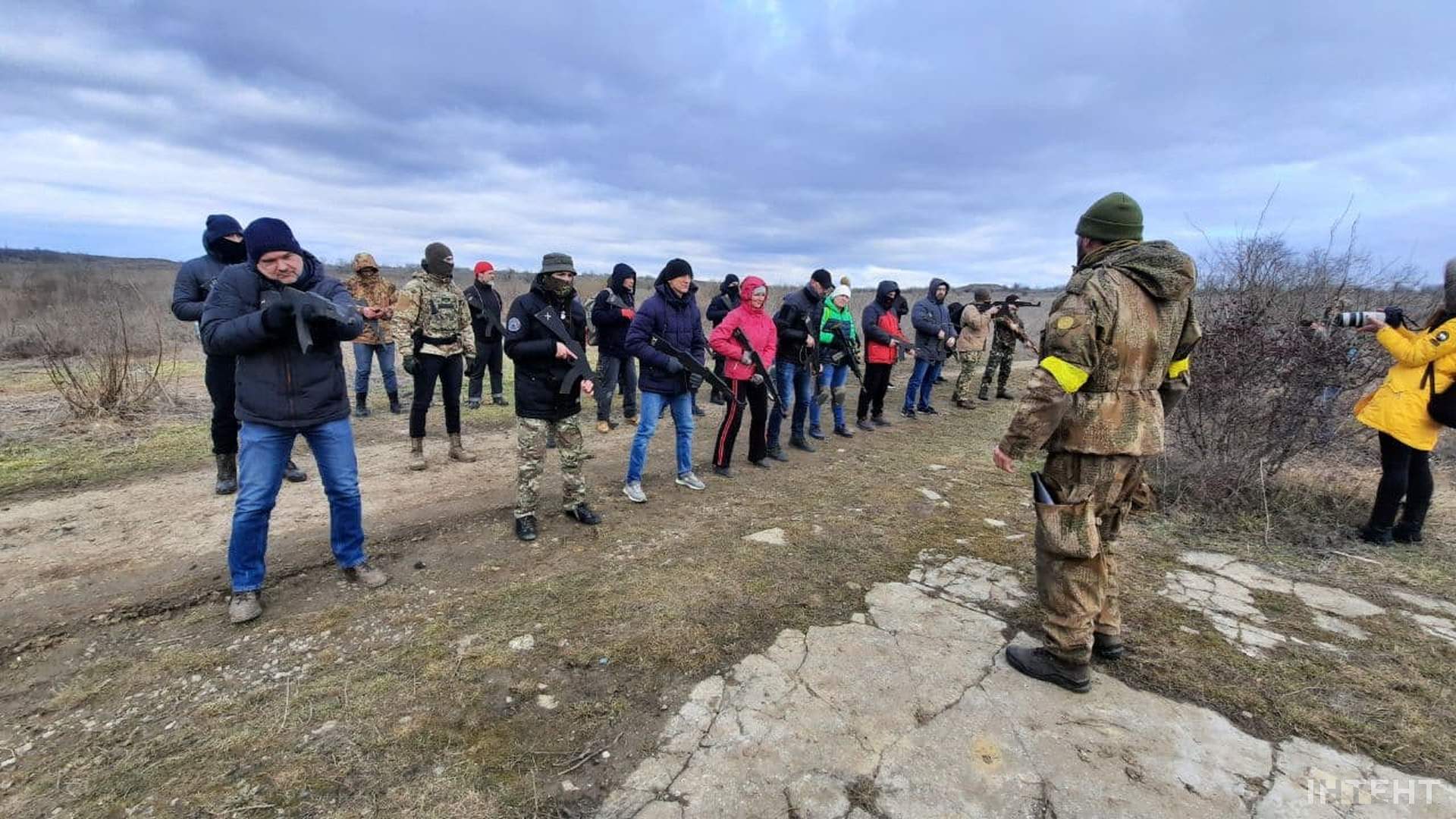 Не панікуй! Готуйся: в Одесі навчали цивільне населення поводитись зі зброєю