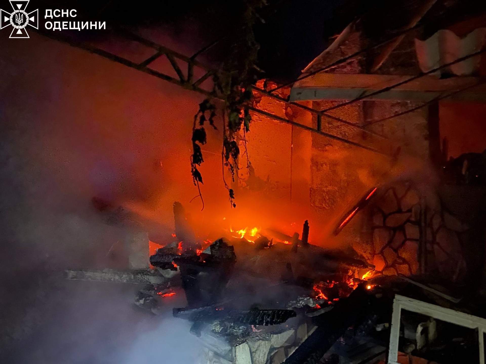 Житлові будинки та майно жителів Одещини третю ніч поспіль стали мішенями росіян