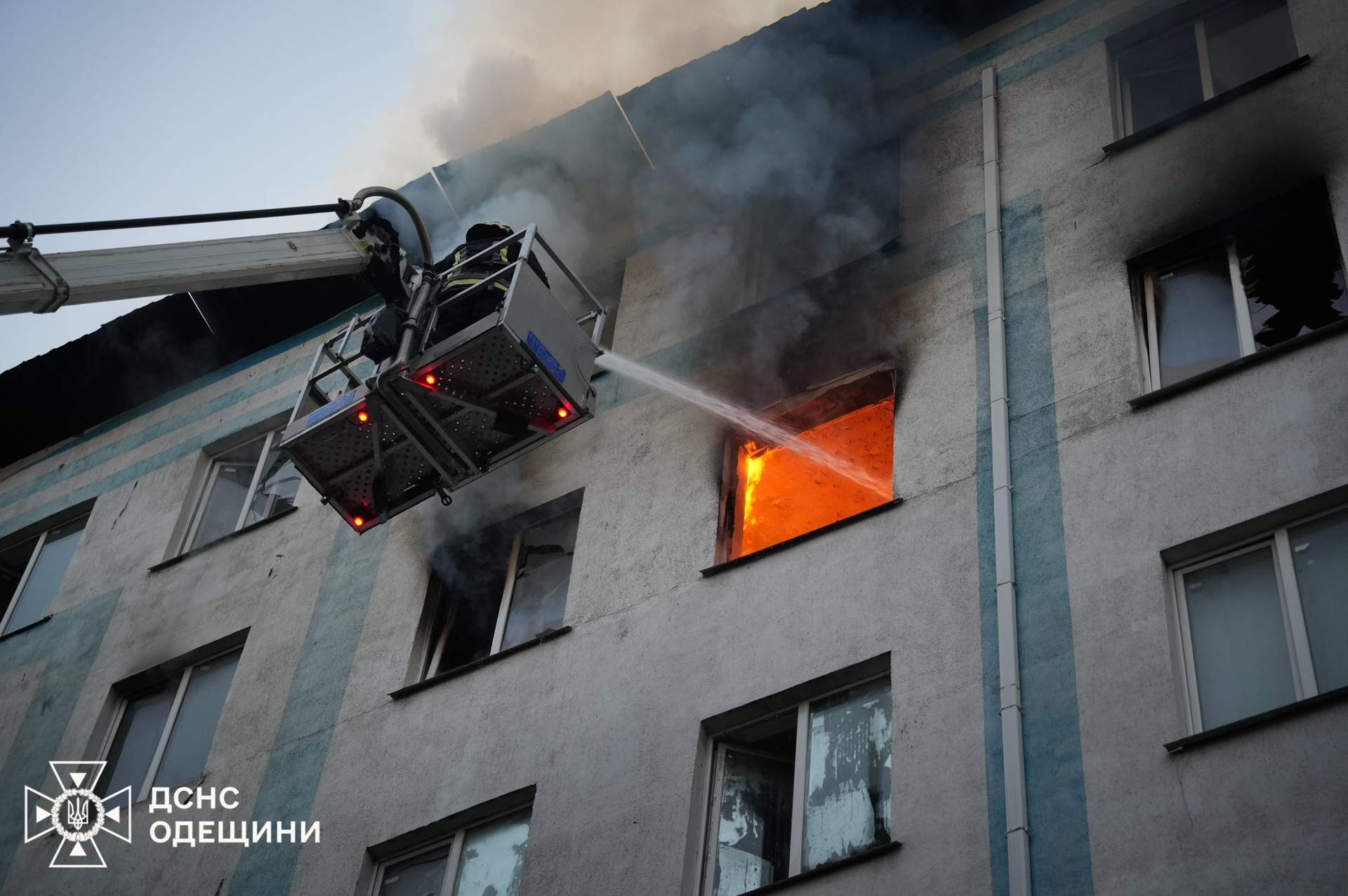 Пошкоджень від російської атаки зазнали вночі радіоринок та гуртожиток в Одесі