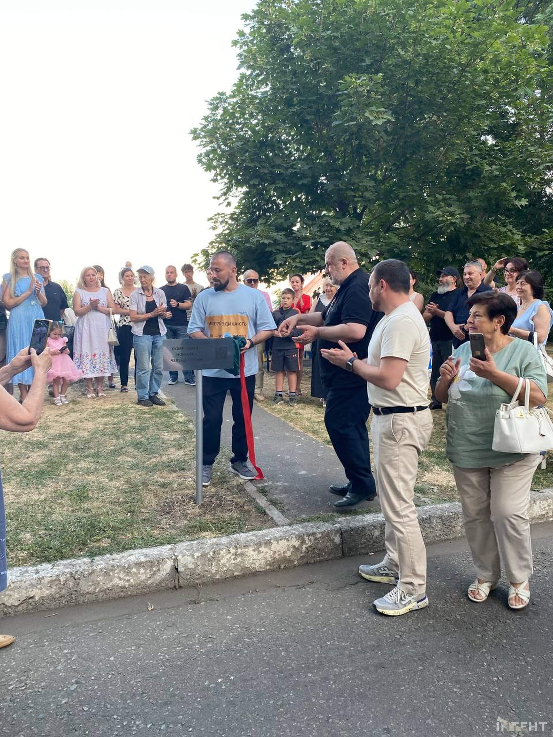 У сквері Челебіджіхана в Одесі встановили пам'ятну табличку на його честь