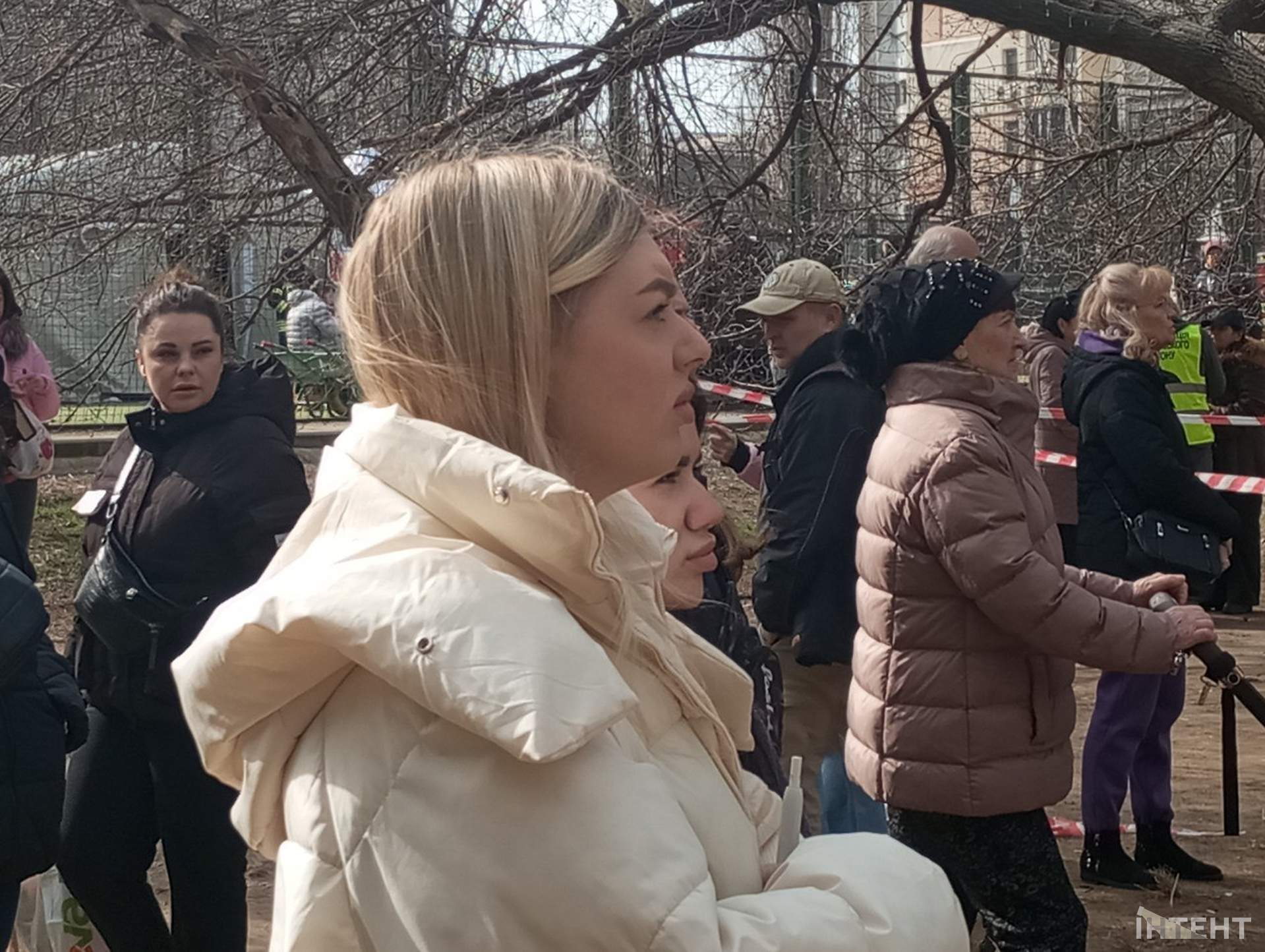 Одесити несуть іграшки та квіти на місце трагедії