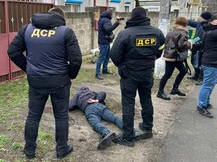 Робітника селищної адміністрації затримали в Одесі за продаж дозволів на встановлення МАФів