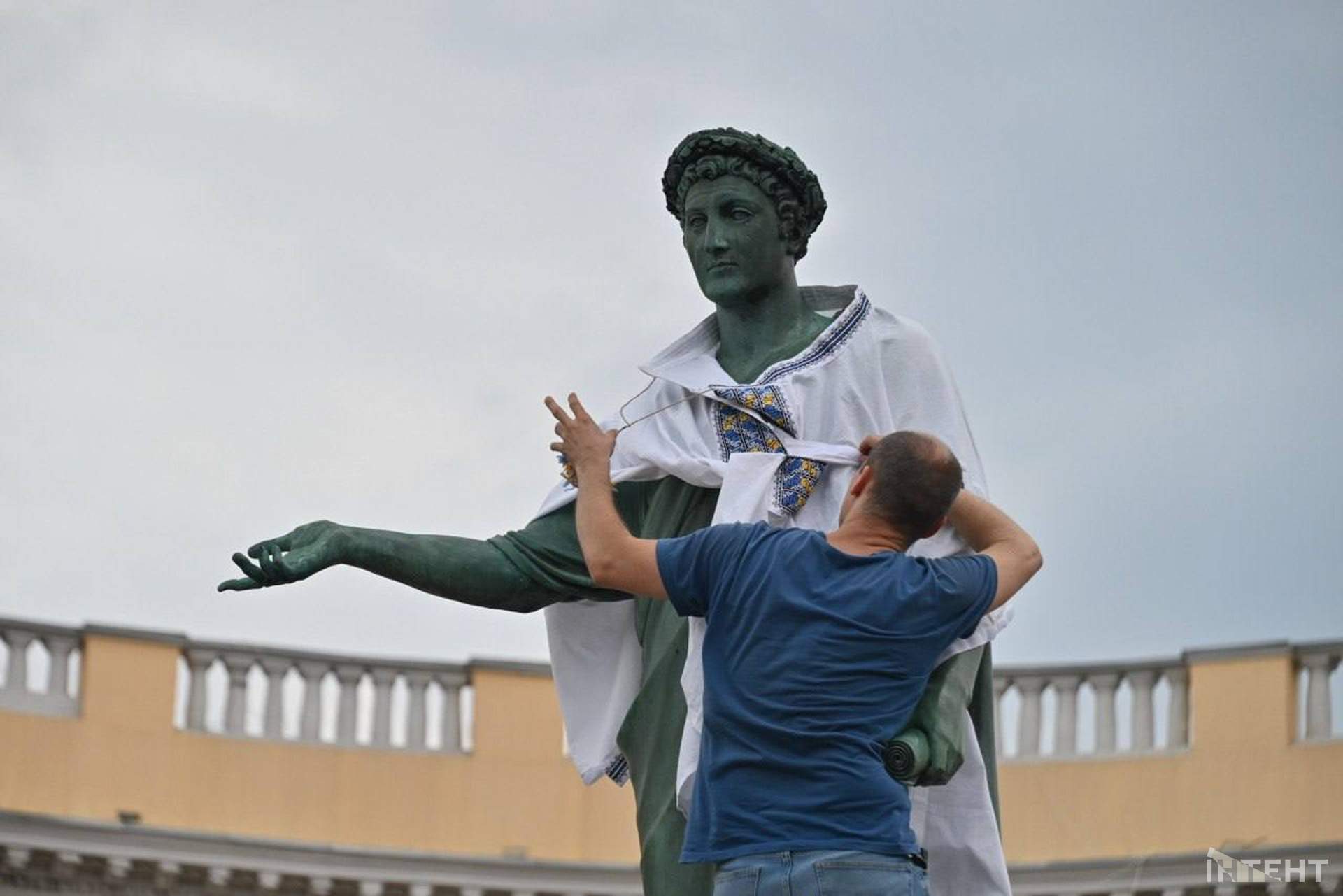 Дюка знову вдягнули у вишиванку: в Одесі розгорнули 35-метровий прапор