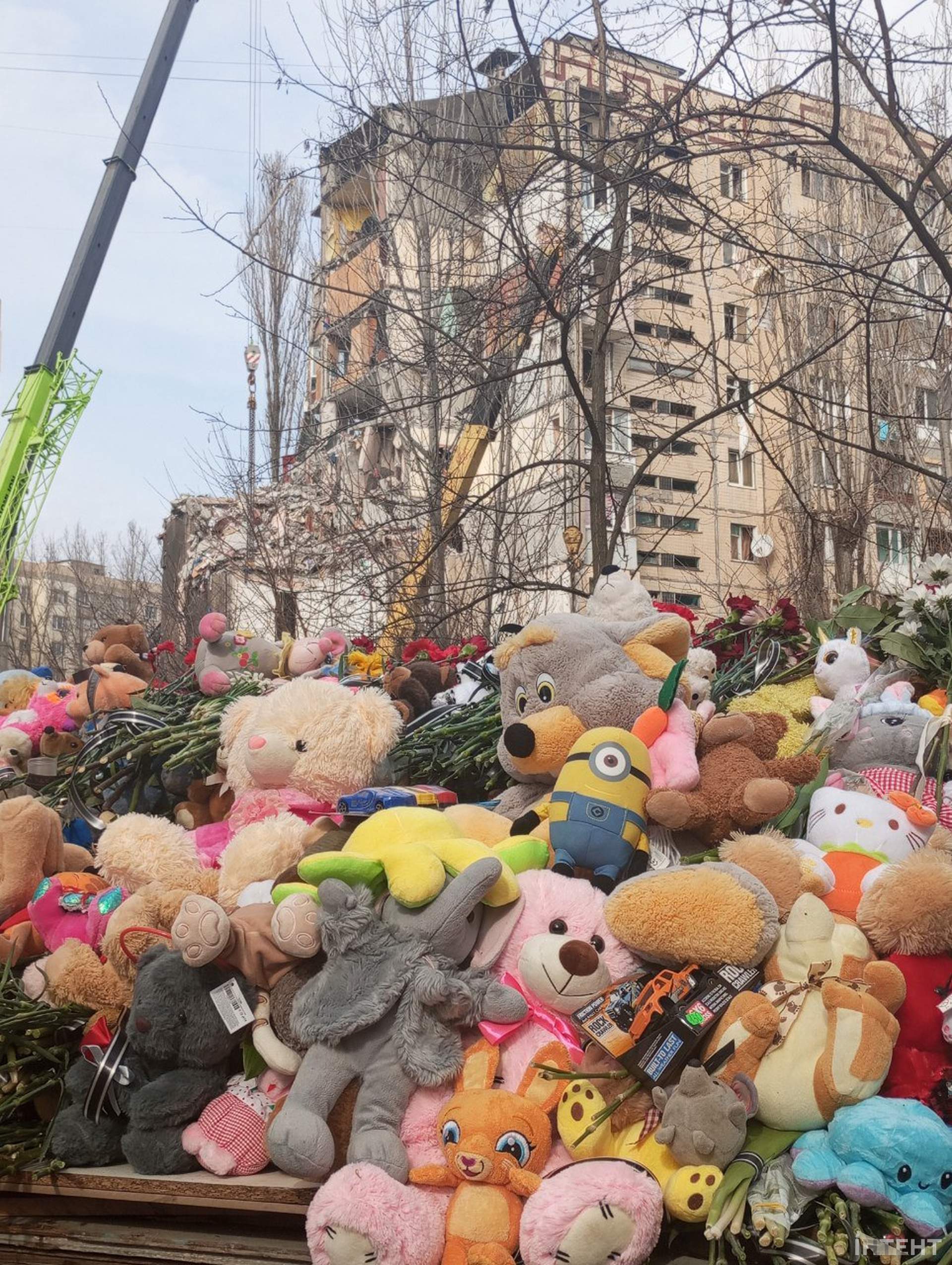 Одесити несуть іграшки та квіти на місце трагедії