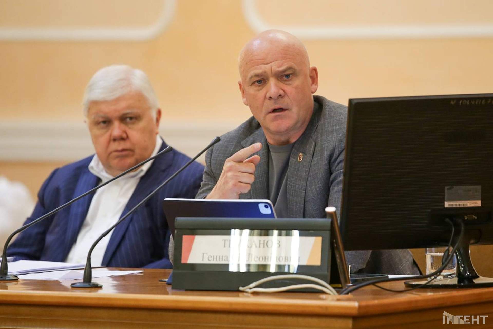 Бурхлива сесія та мітинг у світлинах Інтента