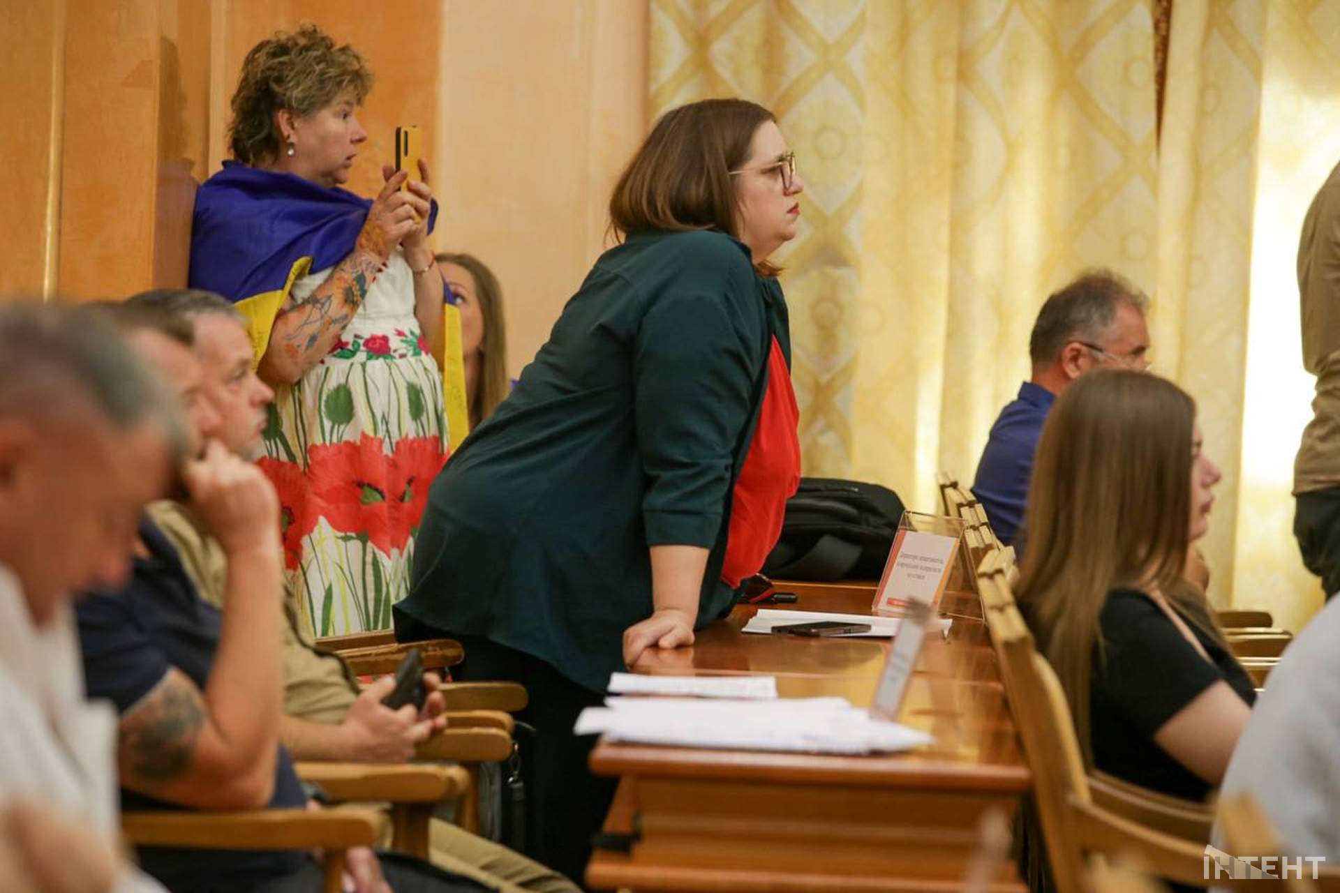 Бурхлива сесія та мітинг у світлинах Інтента