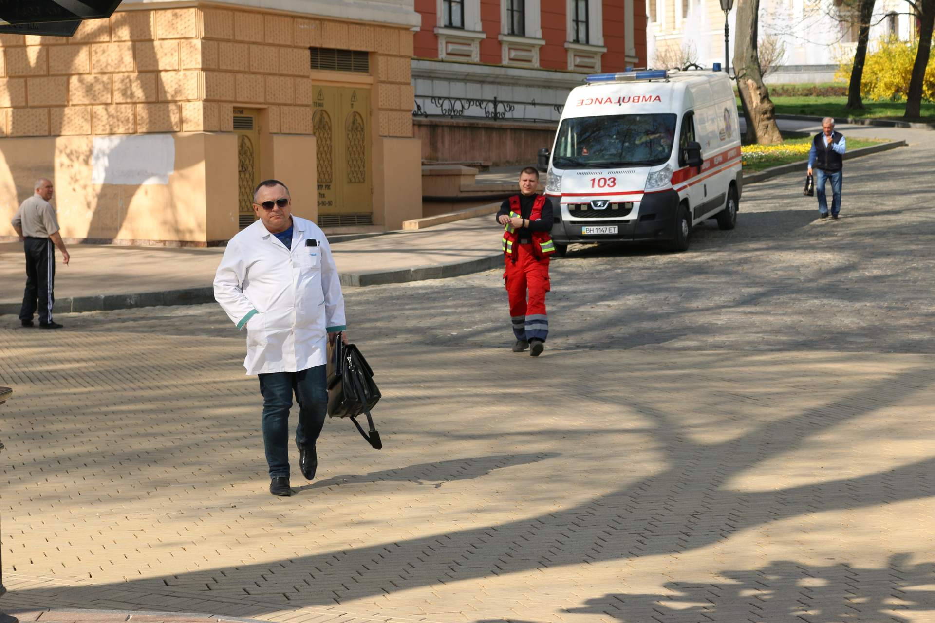 Сессия Одесского городского совета: палатка перед мэрией и "подарок" депутатам
