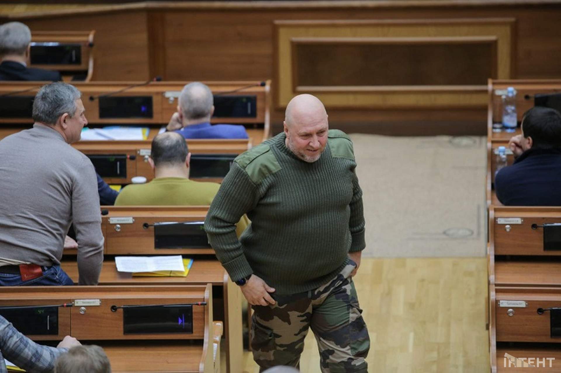 Шрапнель та невдалий перформанс: світлини з сесії Одеської облради