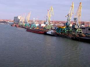 Російські дрони пошкодили румунське судно в ренійському порту