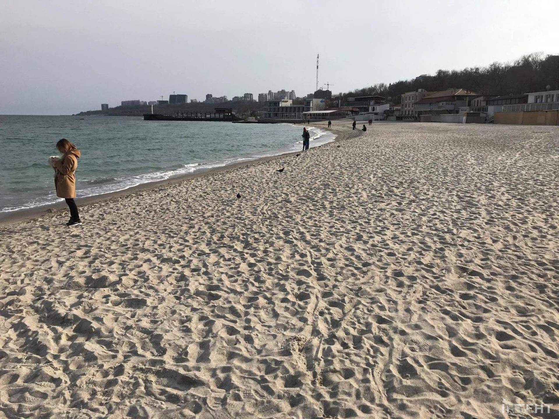 Вікенд на Ланжероні: смугасті стрічки не зупиняють одеситів, які вийшли погуляти