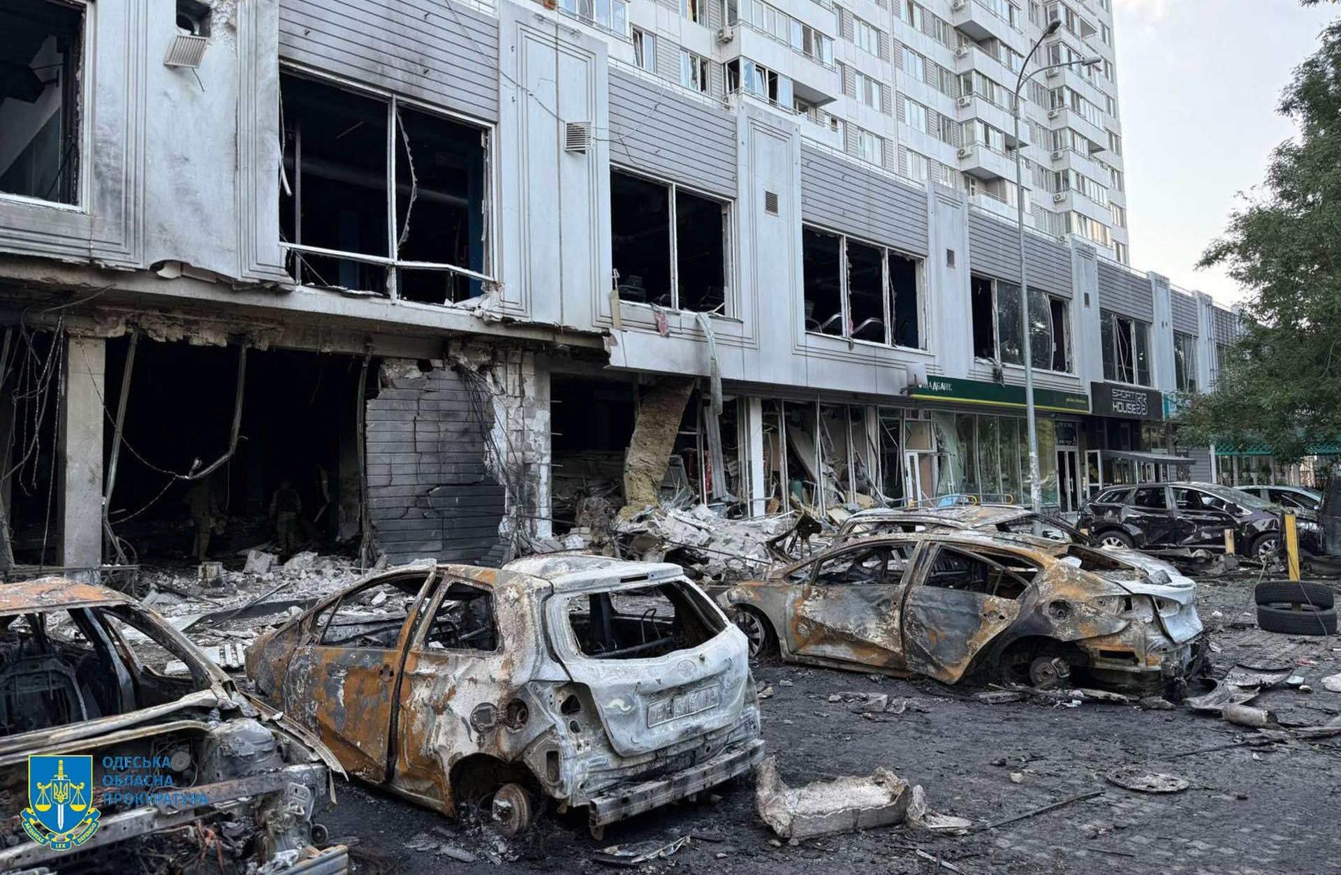 Внаслідок атаки росіян в Одесі палали автівки на стоянці та постраждала людина