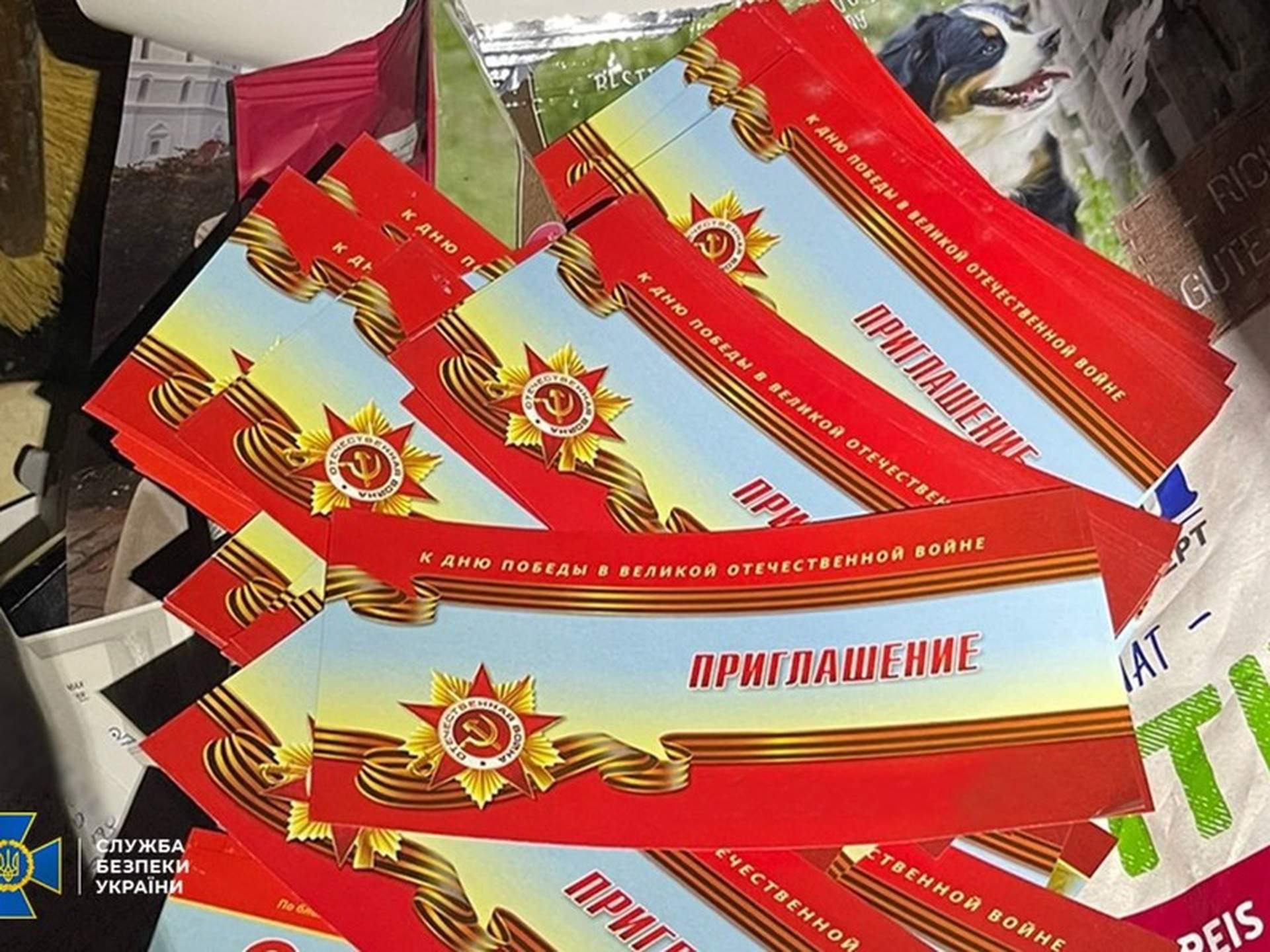 Агітаційні листівки об’єднання Медведчука та російські "триколори": СБУ викрила колишні склади окупантів на Херсонщині