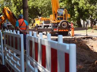 Комунальники ліквідують аварію на водогоні в центрі Миколаєва