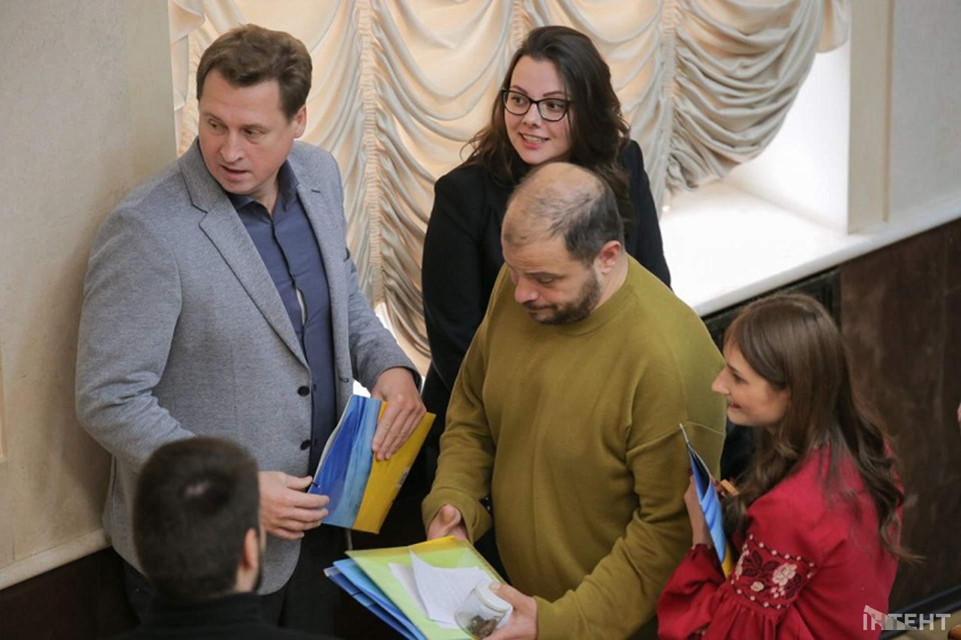 Шрапнель та невдалий перформанс: світлини з сесії Одеської облради