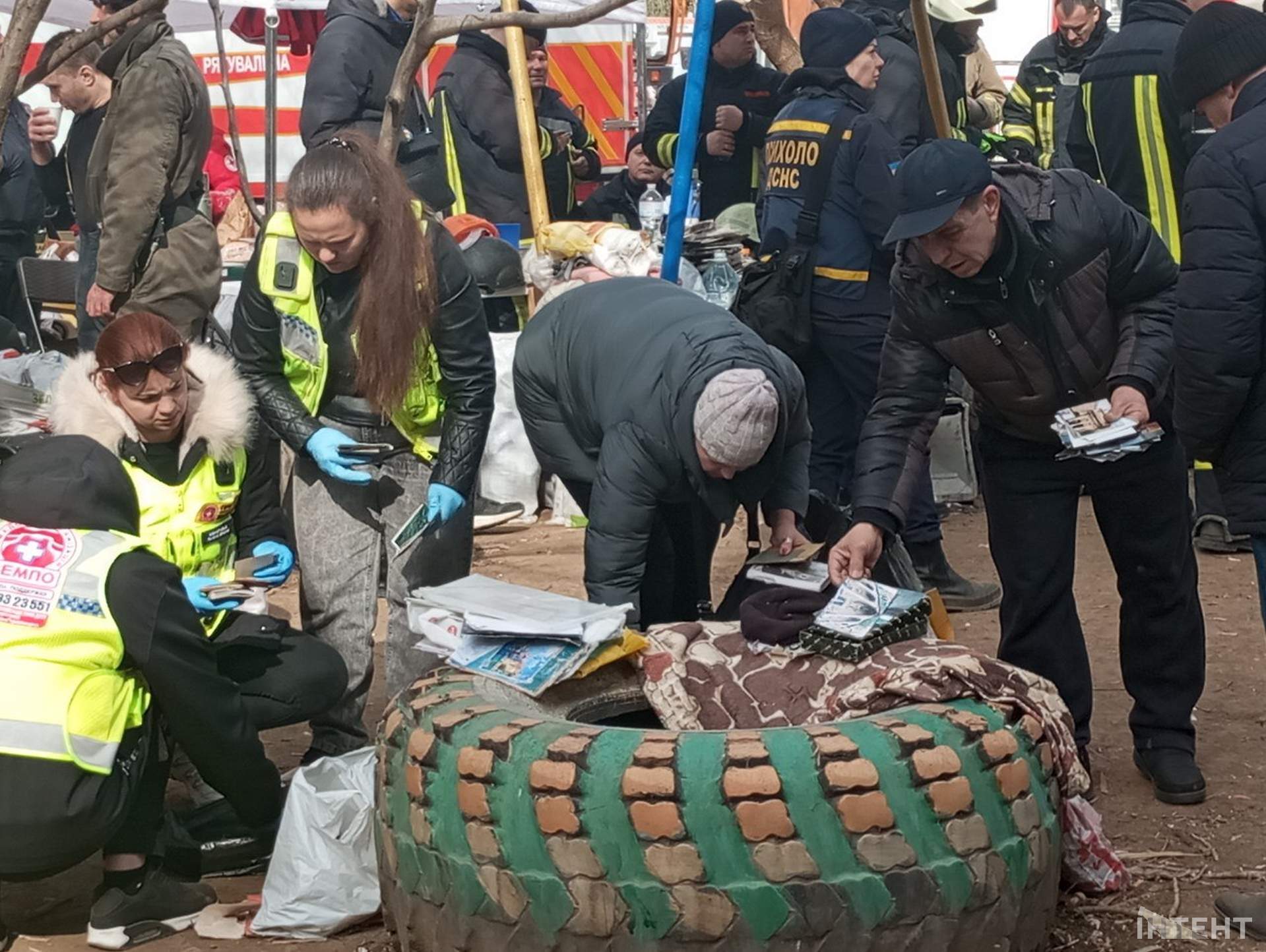 Одесити несуть іграшки та квіти на місце трагедії