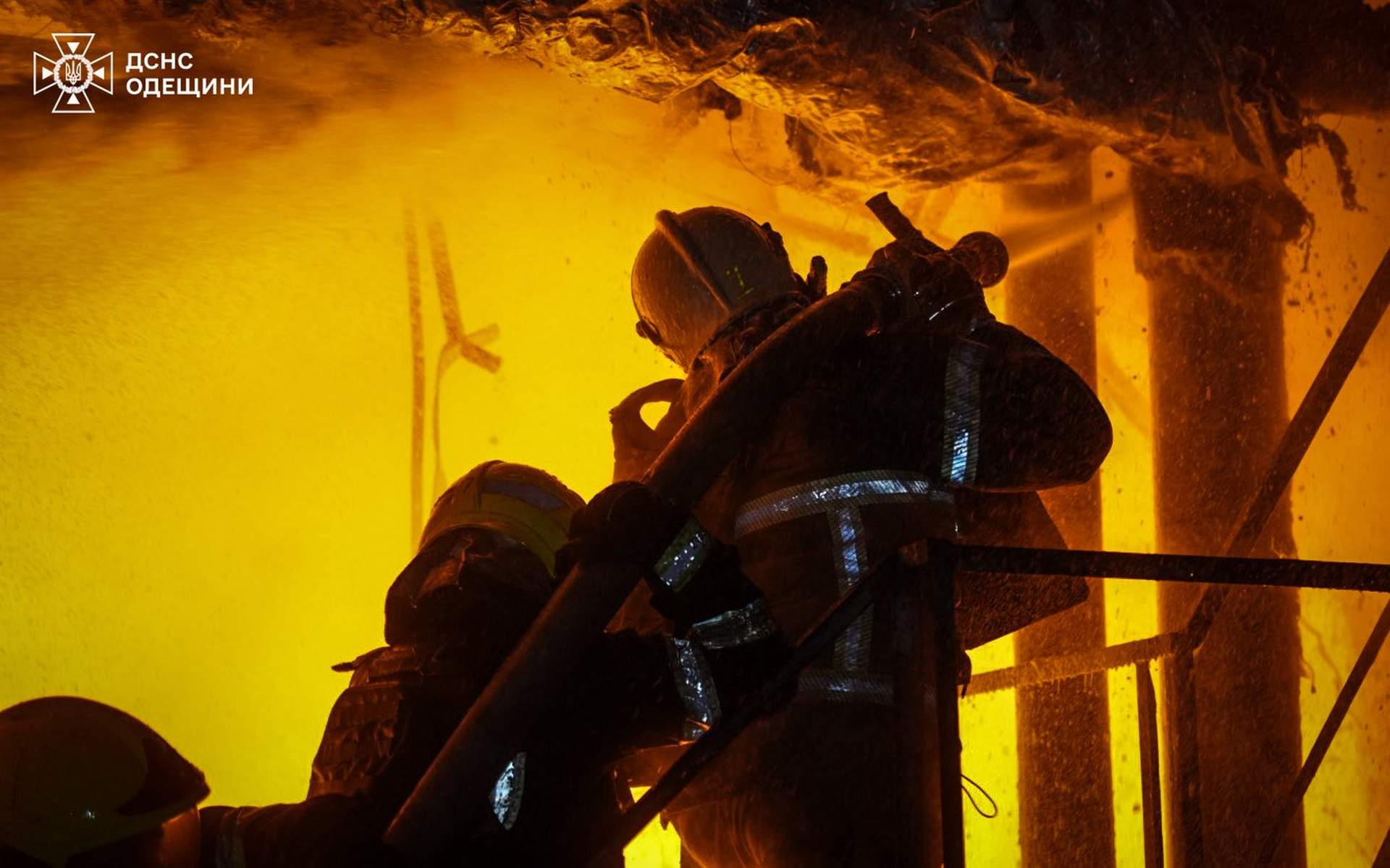 Спричинену росією пожежу в Одесі вночі гасили 80 рятувальників