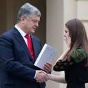 Президент наградил подростков из Одессы, спасавших детей в «Виктории»
