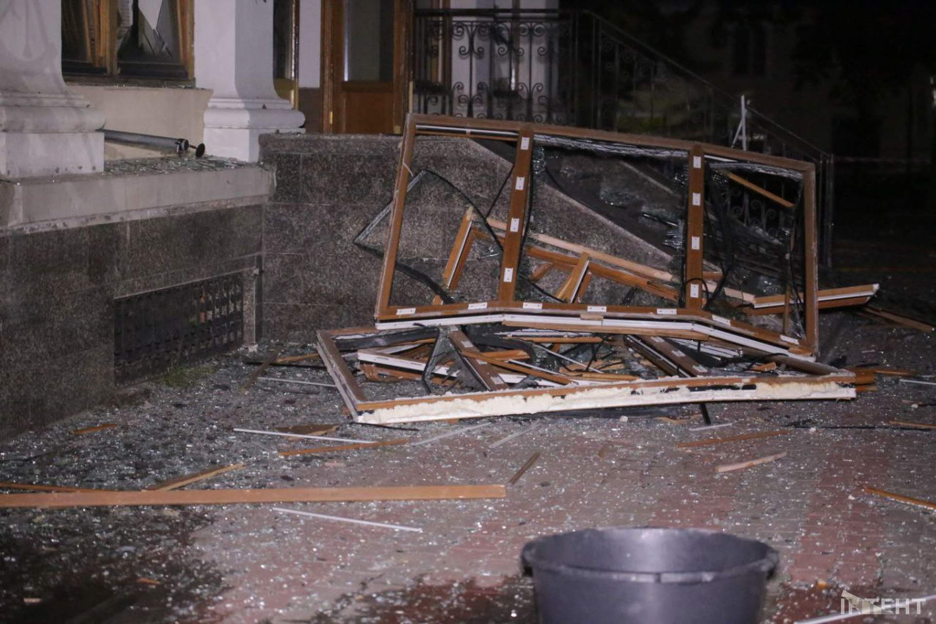Наслідки нічної атаки росіян по Одесі в світлинах Інтента