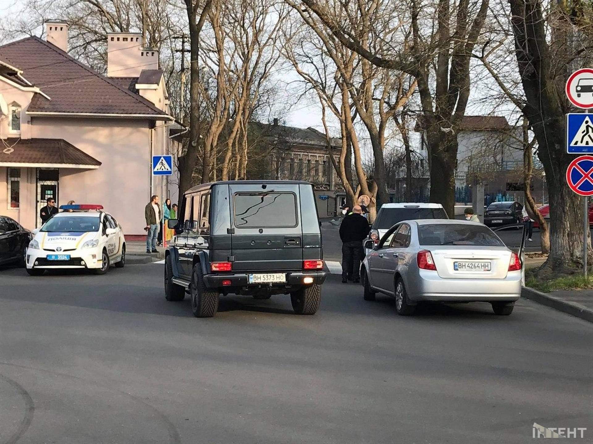 Вікенд на Ланжероні: смугасті стрічки не зупиняють одеситів, які вийшли погуляти