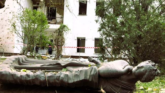 Театр після обстрілу у Миколаєві. ФОТО: Валентина Гурова/Суспільне