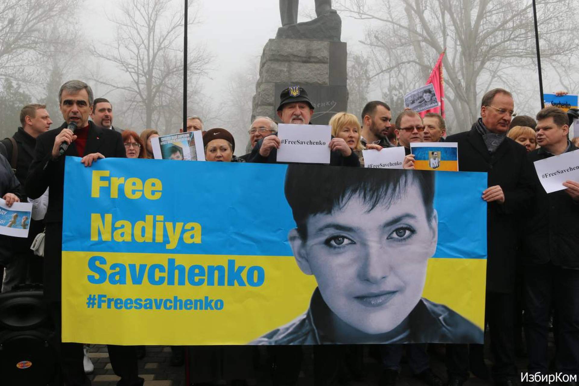 Одесситы принесли цветы к памятнику Шевченко и потребовали освободить Савченко