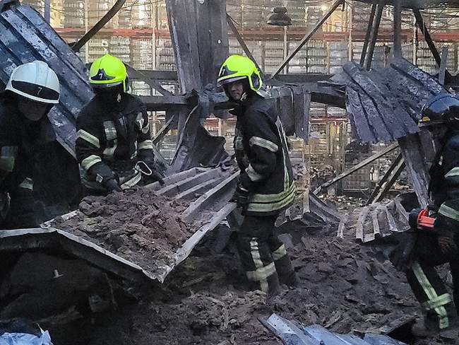 Пожежники гасять склад 14 червня. Фото: ОК "Південь"