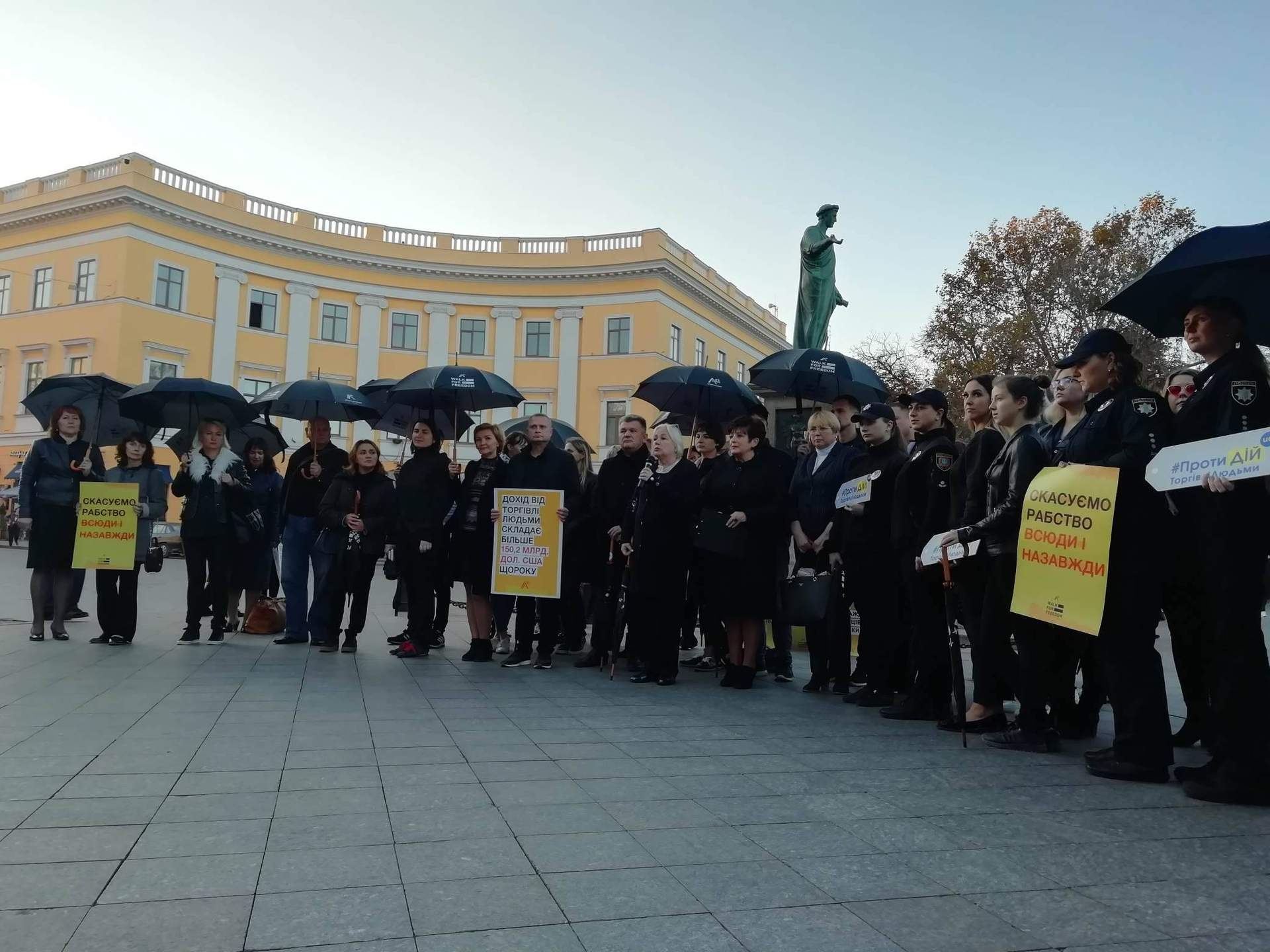 У чорному та з парасолями: в Одесі пройшла акція проти торгівлі людьми