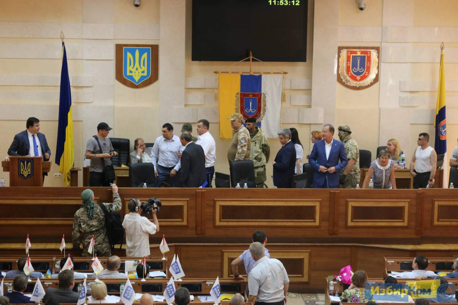 Сессия областного совета: шины, камуфляж и фото на память