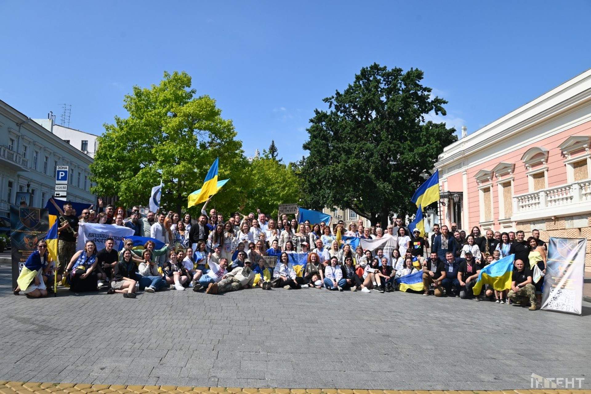 Одесити влаштували автопробіг із прапорами та фаєрами до Дня Незалежності