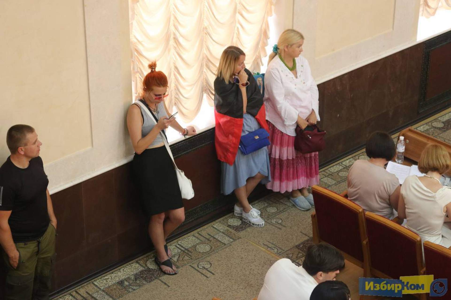 Сессия областного совета: шины, камуфляж и фото на память