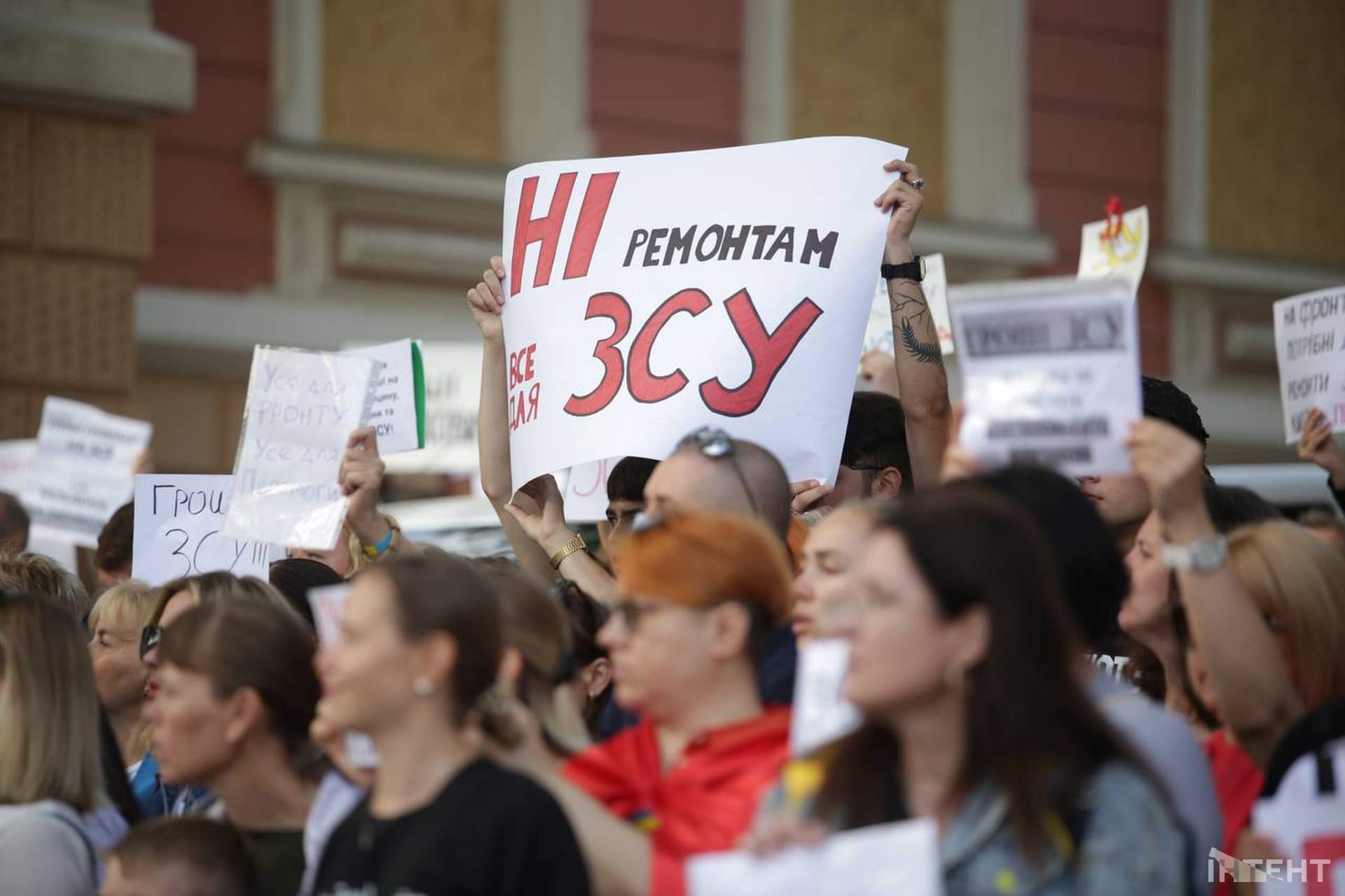 "В першу чергу - ЗСУ": в Одесі вже майже два тижні протестують проти несвоєчасних тендерів