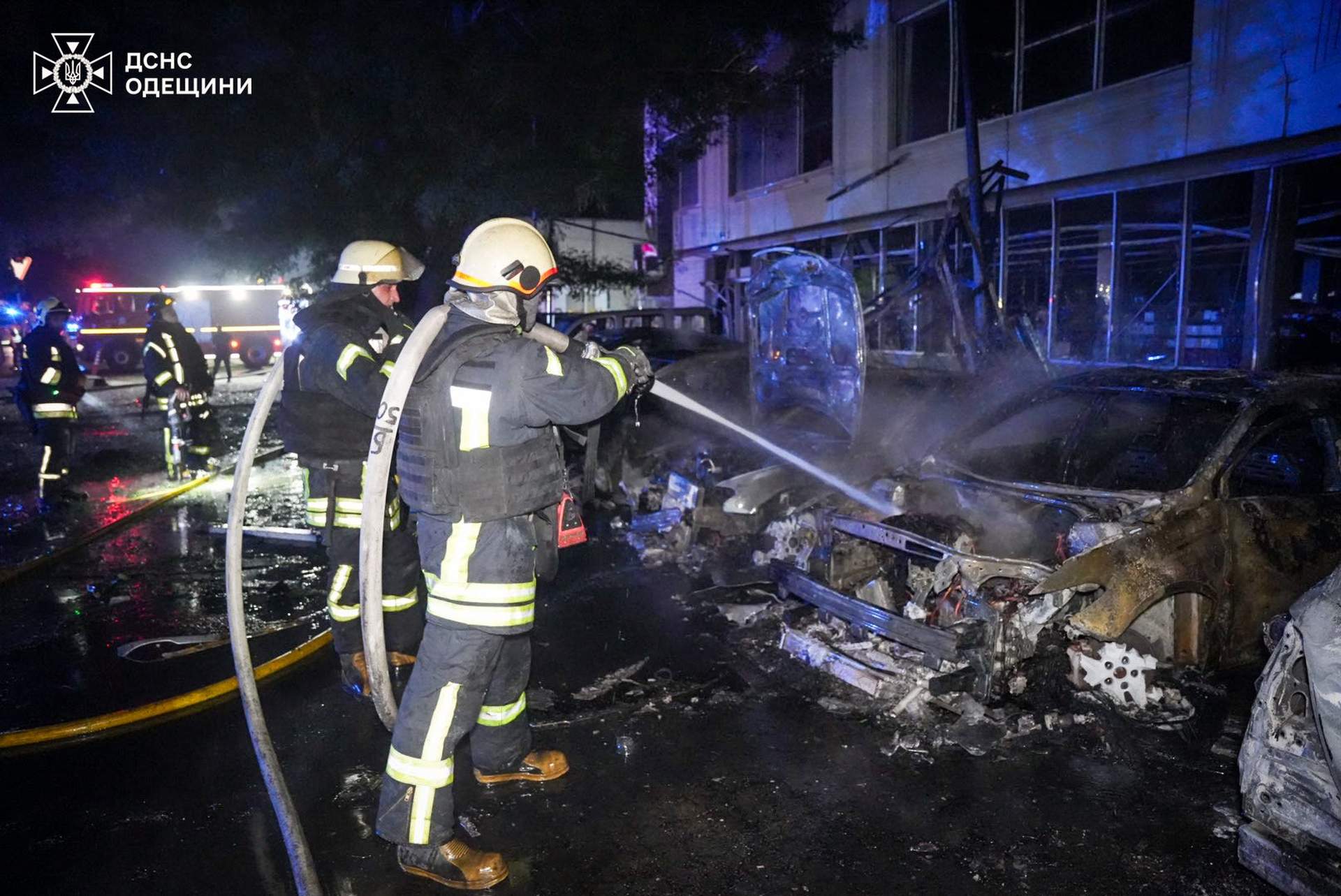 Внаслідок атаки росіян в Одесі палали автівки на стоянці та постраждала людина