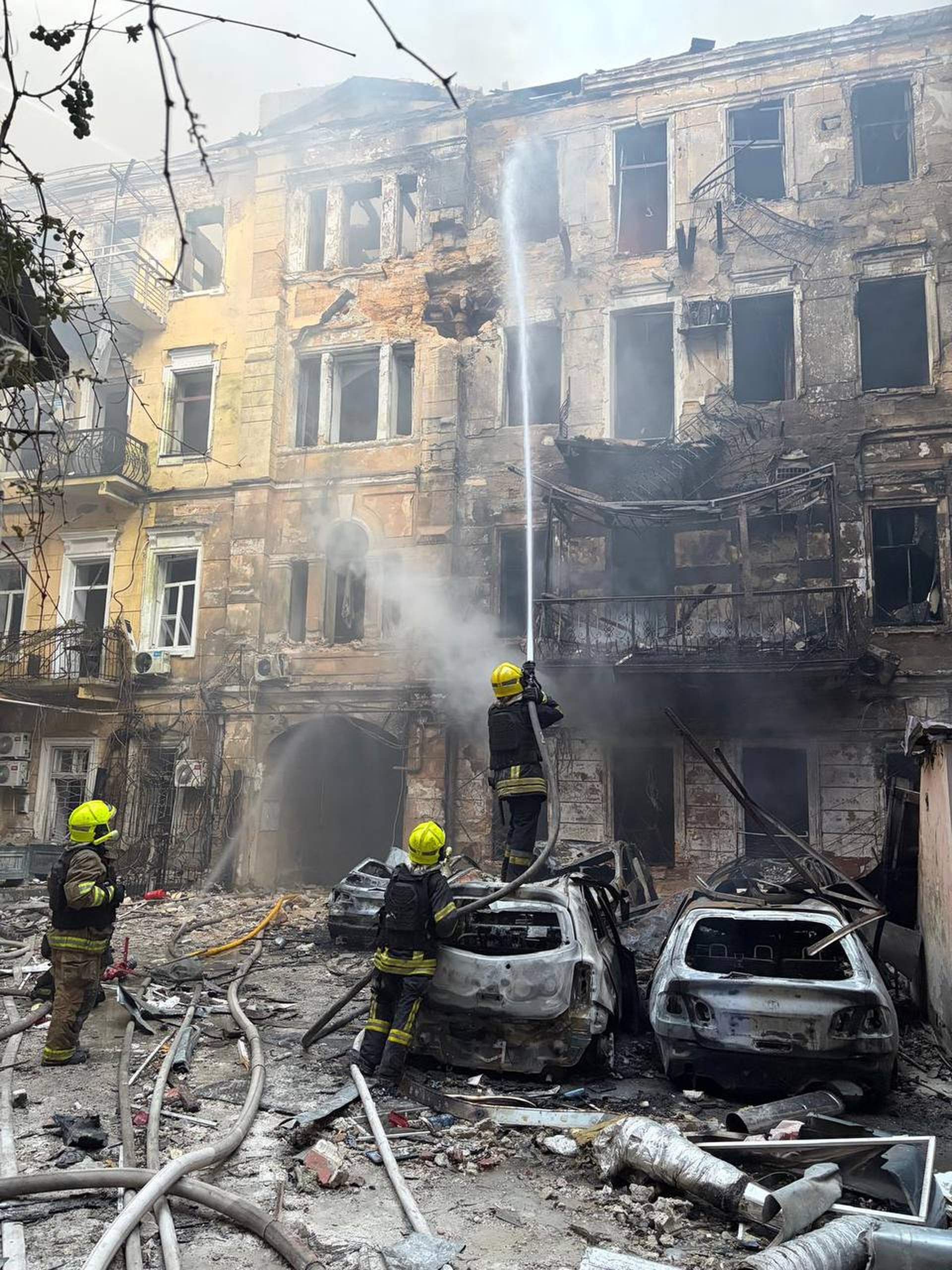 В Одесі після масованої атаки восьмеро постраждалих, згоріли автівки, зруйновані будинки