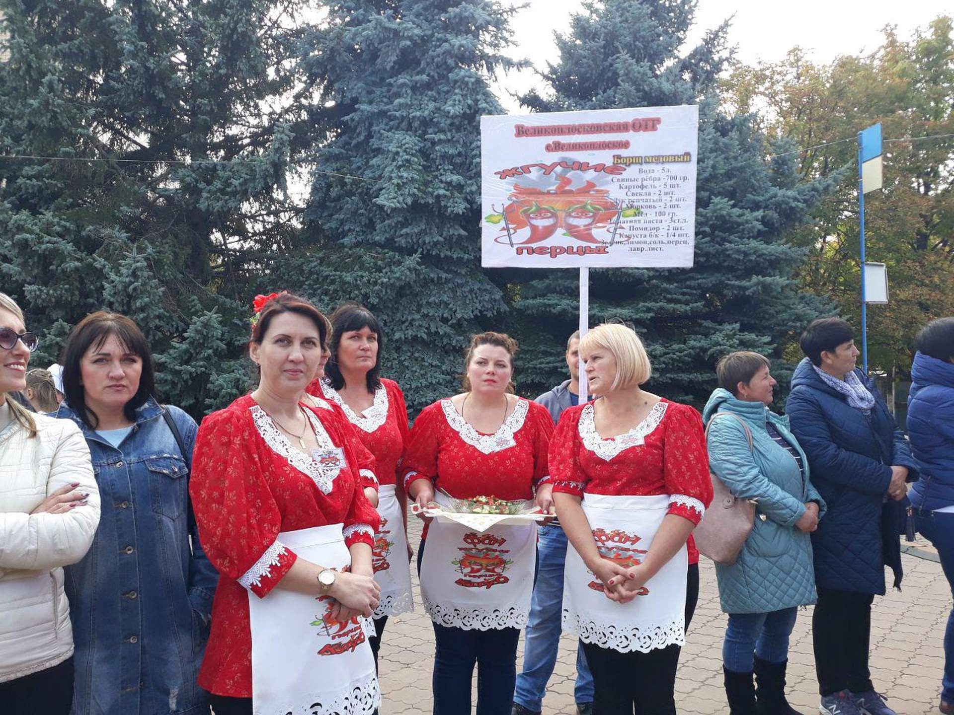Дерево из капусты, борщ с клубникой и тридцать команд: как в Великой Михайловке соревновались в приготовлении главного украинского блюда