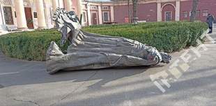 Катерину та Суворова в Одесі запропонували перетопити на коїни для військових