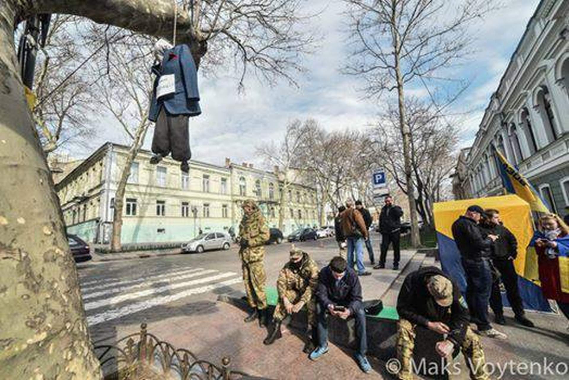 Перед дверью прокуратуры Одесской области сложили шины и повесили чучело