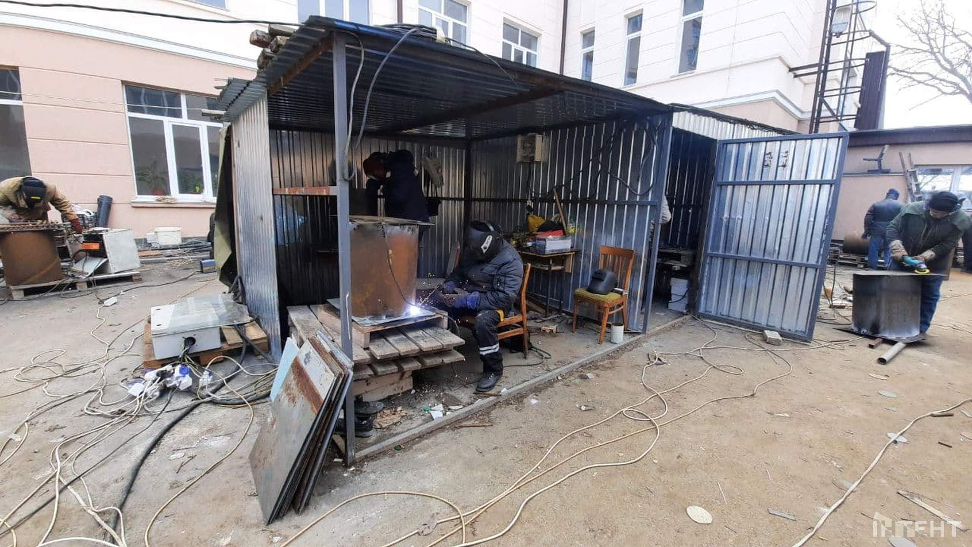 Одеські волонтери роблять пічки-буржуйки для військових