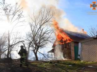 Внаслідок ворожих обстрілів на Херсонщині виникли пожежі