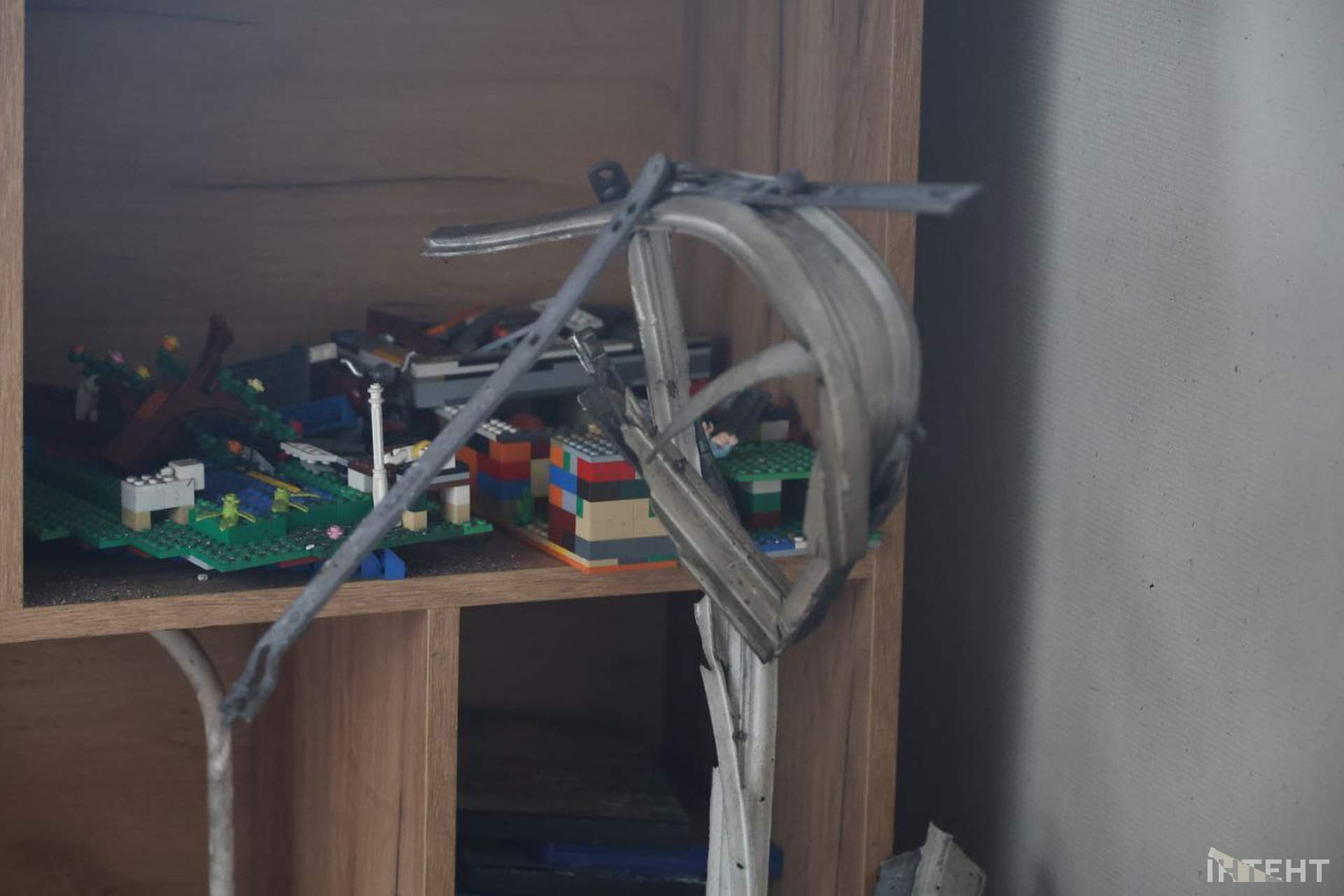 Наслідки влучання дрону в багатоповерхівку в Одесі у світлинах Інтента