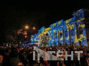 Швейцарський художник два дні поспіль розмальовує історичні будівлі в Одесі