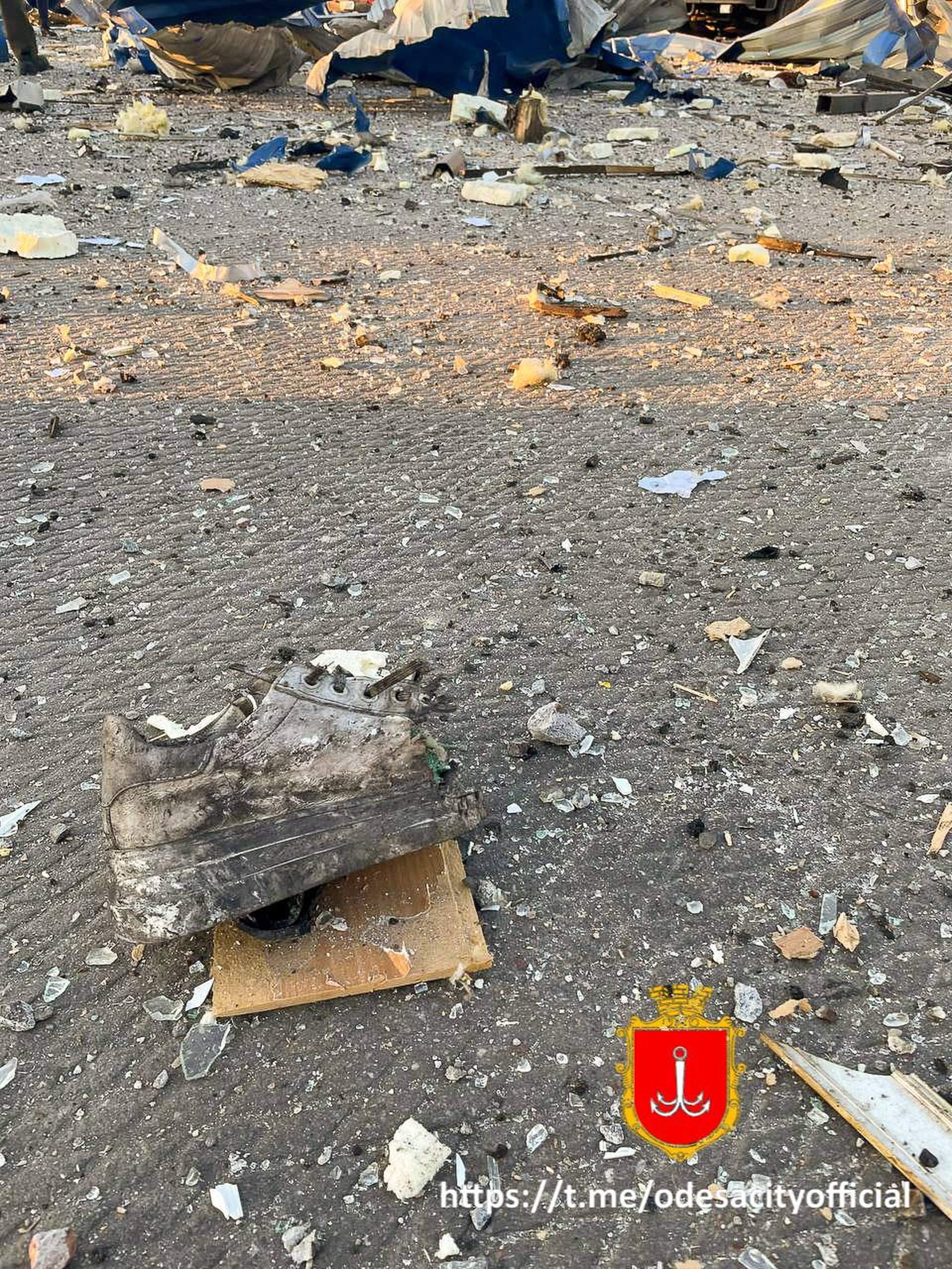 Як пожежники боролися із результатом ракетного удару по Одесі та що залишилось від торгового центру