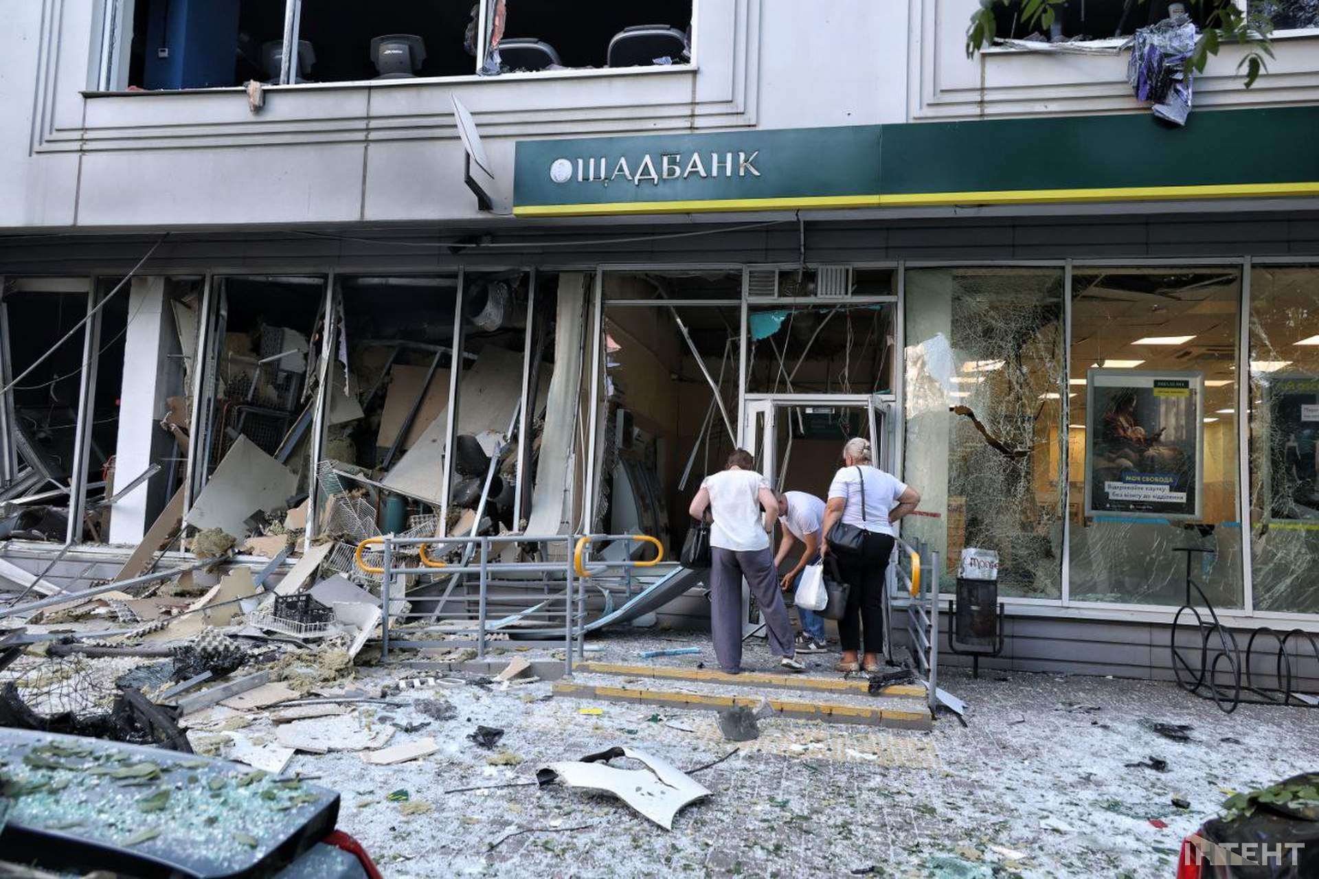 Внаслідок нічного обстрілу Одеси постраждали відділення банку та супермаркет