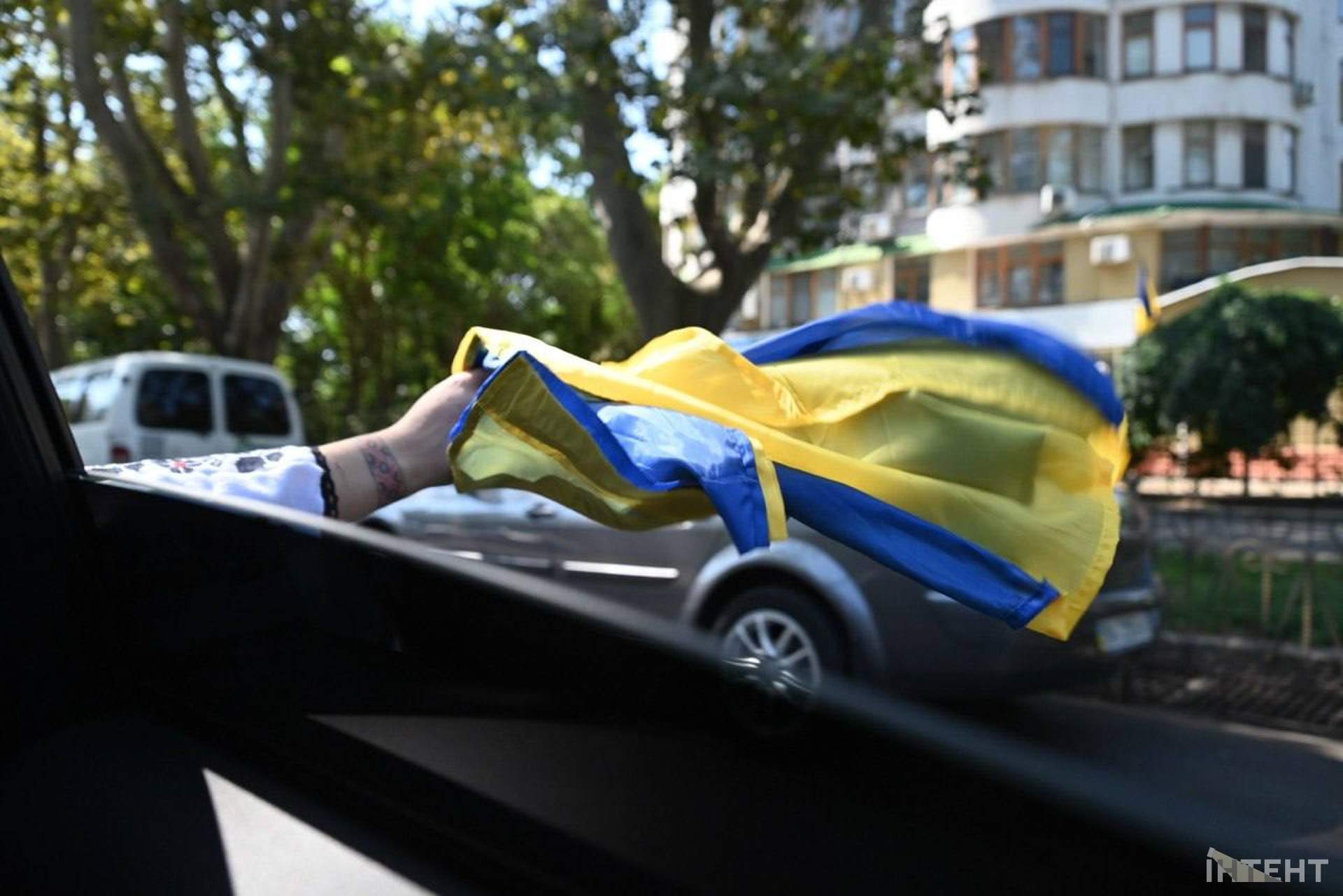 Одесити влаштували автопробіг із прапорами та фаєрами до Дня Незалежності