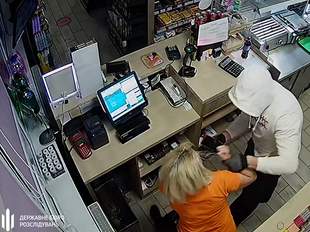 Поліцейського відправили до СІЗО за підозрою у пограбуванні