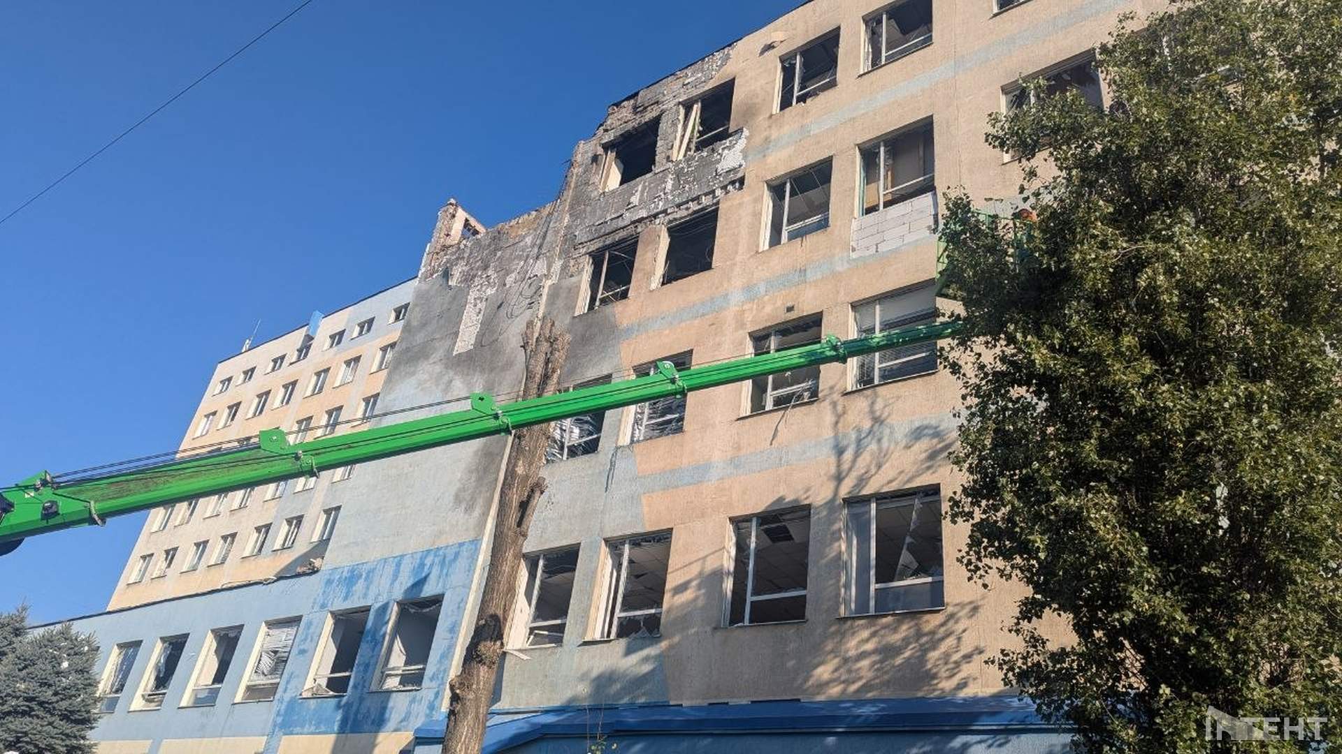 Бізнес-центр в Одесі загорівся після удару рф, є постраждалий
