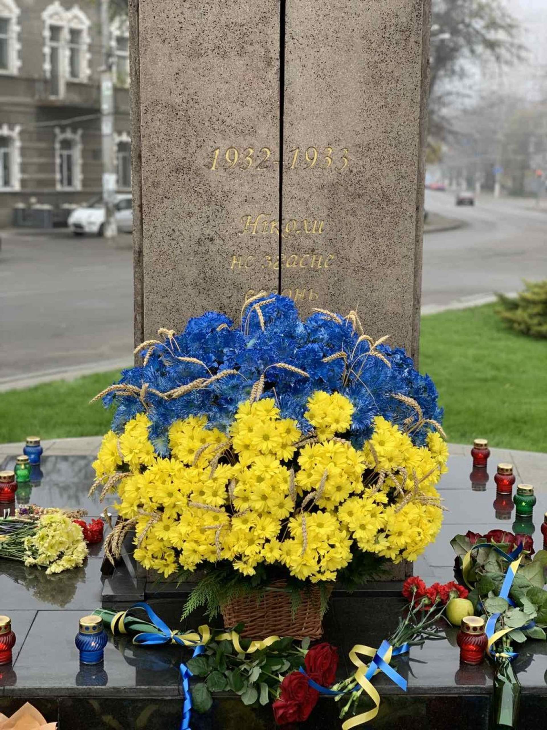 В Одесі поклали квіти до пам'ятного знаку жертвам Голодомору
