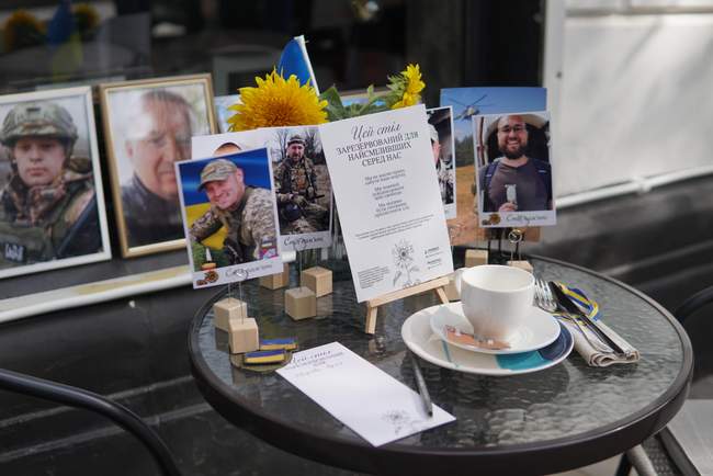 Акція вшанування полеглих захисників "Стіл пам'яті"