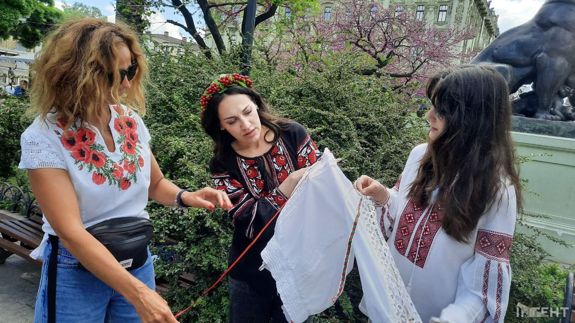 В центрі Одеси провели патріотичну акцію з нагоди Дня вишиванки