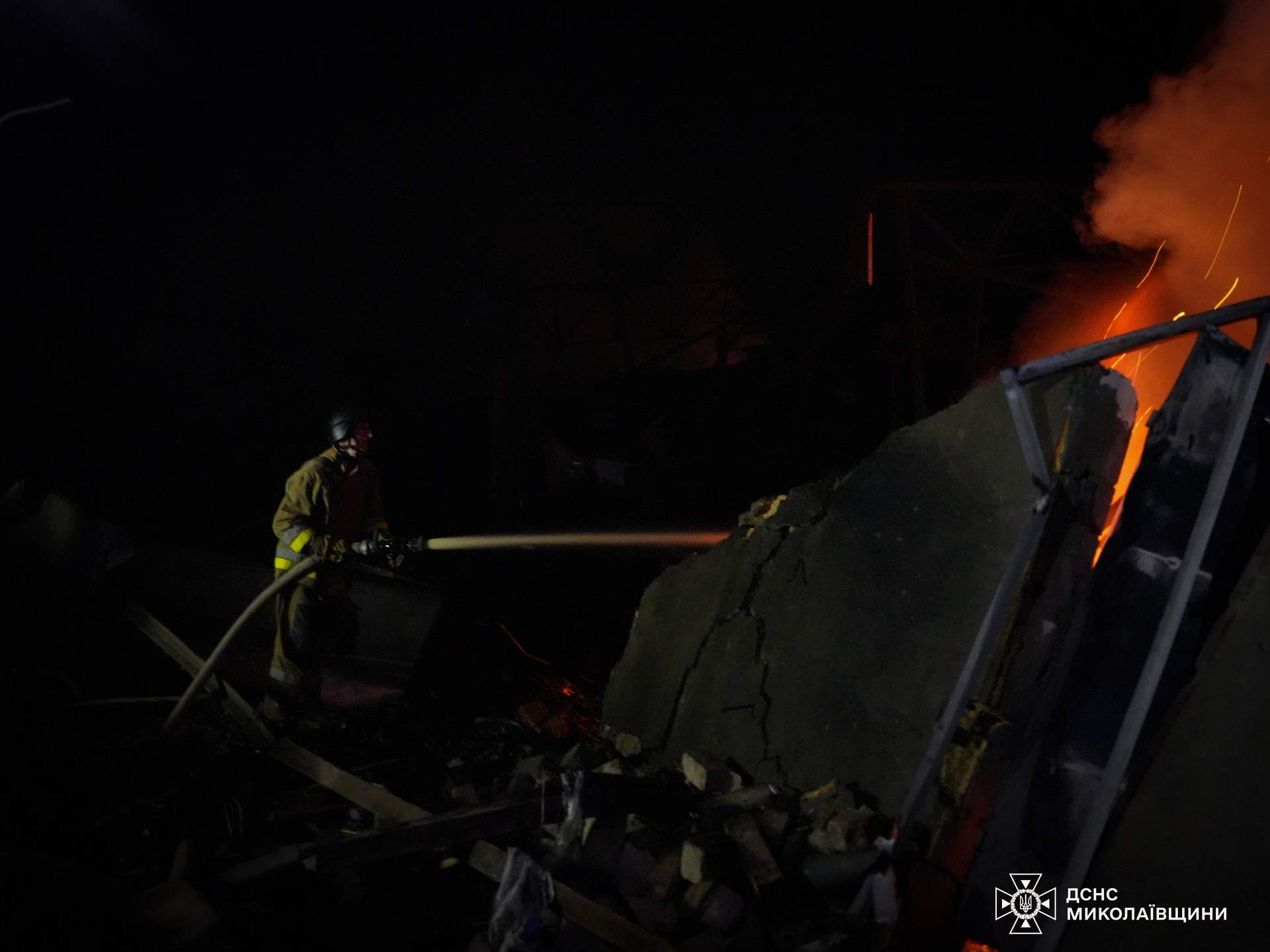 Ракетний удар по ресторану у Миколаєві: рятувальники показали наслідки