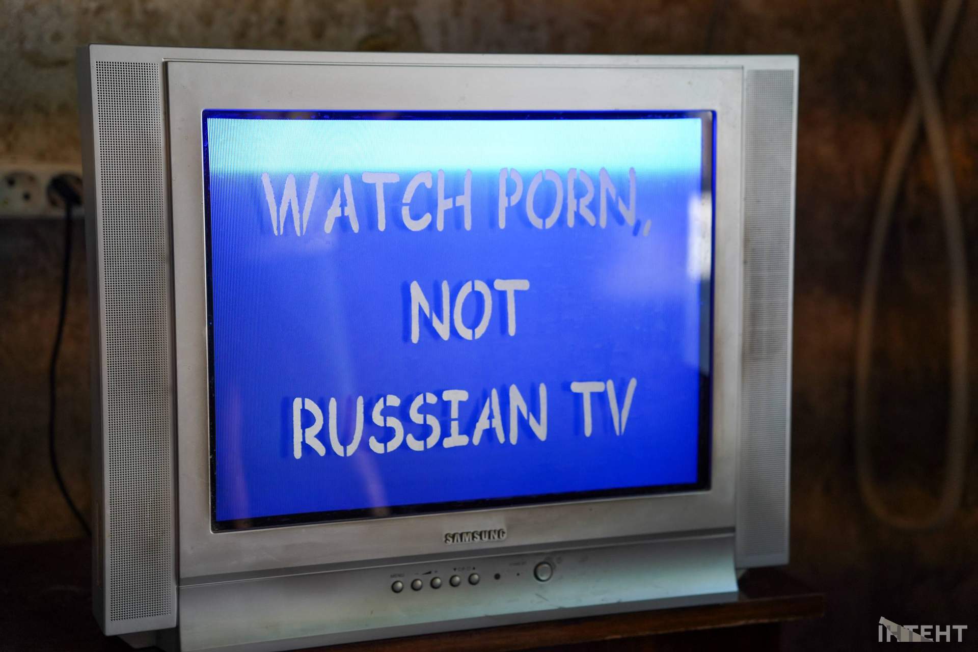 Під мостом в Одесі показали самогубство путіна та як Єльцин вигадував рф